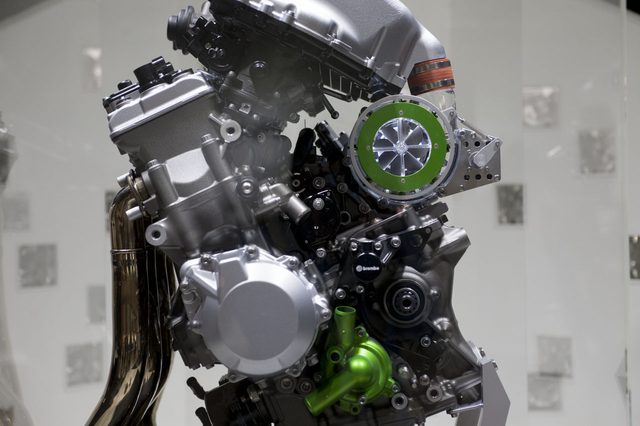 画像: バランス型スーパーチャージドエンジン
