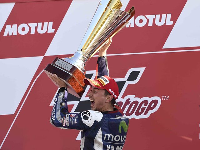 画像: 大喜びのロレンソ race.yamaha-motor.co.jp