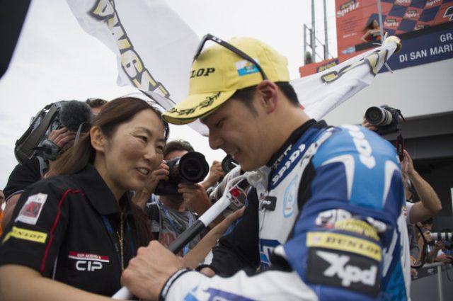 画像: 富沢選手の母、有希子さんと「勝てなかった、ごめん…」と悔しさをにじませる中上選手。 www3.pictures.zimbio.com