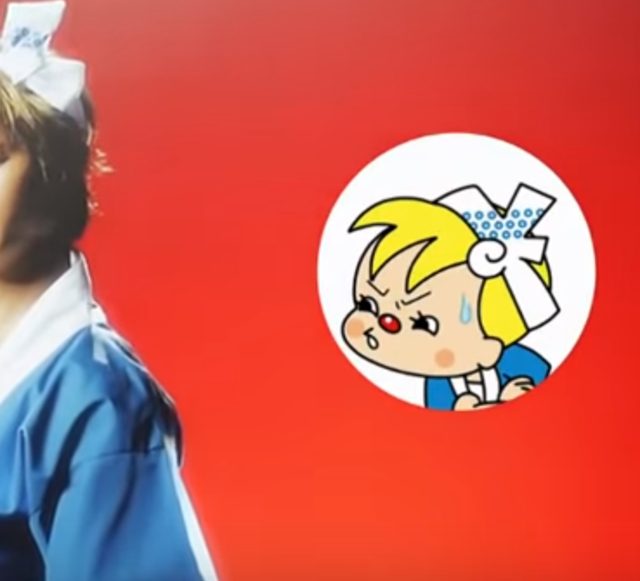 画像: だれにゃ!!??訝しがる出前坊や。お前は誰にゃ??? www.youtube.com