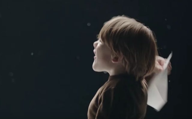 画像: 紙飛行機を飛ばす少年・・・何かを夢見ていたあの頃 www.youtube.com