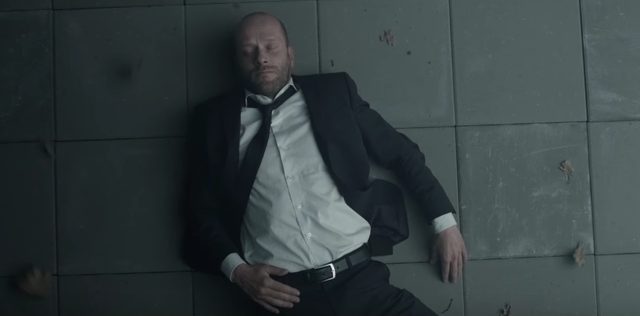 画像: 倒れこむ男。 www.youtube.com