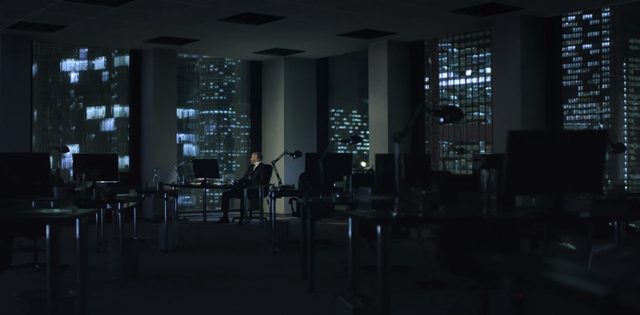 画像: 誰もいないオフィスで物思いに耽る男。それはあなた。 www.youtube.com
