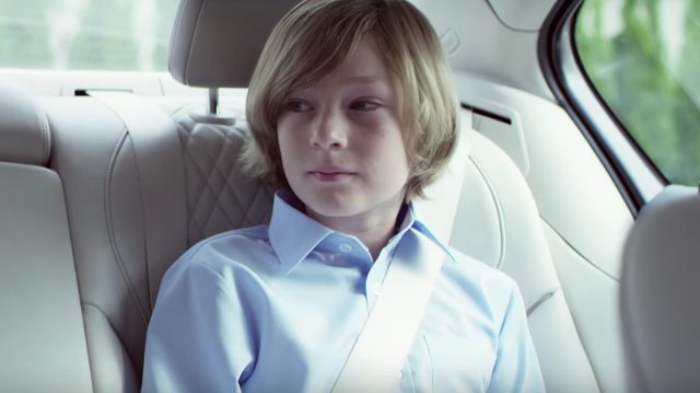 画像: その車の後部座席には自分と同じくらいの年の少年が。ちくしょう、かみ、サラサラでやんの www.youtube.com