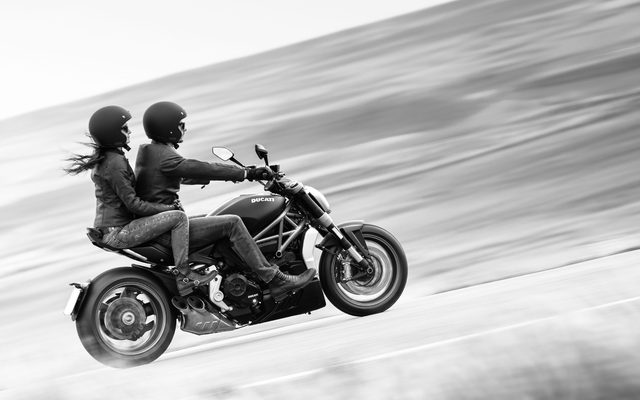 画像: ワイルドに決めて、美女を乗せて走ることが似合う、新しいドゥカティ。 xdiavel.ducati.com