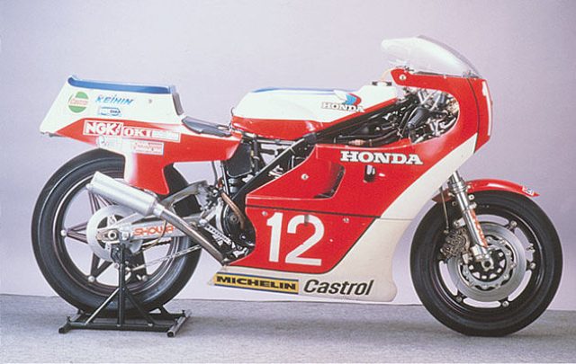 画像: 1981年型のNR500(2X)。1981年6月の全日本ロードレース選手権第6戦(鈴鹿200km)では、故・木山 賢悟が4ストロークのメリットである低燃費を活かした「無給油作戦」で優勝。この勝利がNR500があげた、唯一のロードレース競技における勝利となりました。 world.honda.com