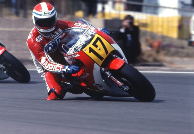 画像: ホンダNR500は1979年から1983年の間、世界ロードレースGP500ccクラスに参戦しましたが、完走はわずか6回。シングルフィニッシュは1度もなく、結局ランキング計算されるポイントを1ポイントも取ることもありませんでした。後継機種のNS500(2ストローク3気筒)を駆り、ホンダ初の500ccライダータイトルを1983年に獲得したフレディ・スペンサーも、イギリスGPとデイトナでNR500にライディングしています。 motovue.files.wordpress.com