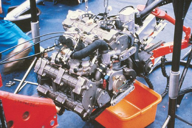 画像: 1979年に撮影された、ホンダNR500(0X)の心臓部。最初期のNR500はエンジンを車体から降ろさないと、ほとんどのエンジンのメンテナンスができないという、ロードレーサーにはあるまじきおそろしく整備性の悪い構造でした。 world.honda.com