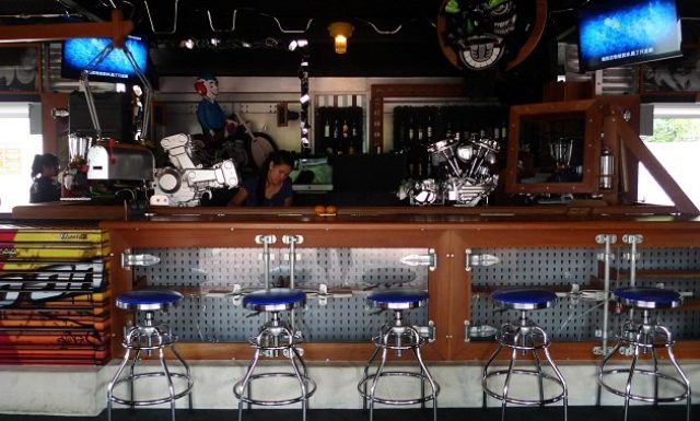画像: こちらはシンガポールにあるバーのカウンター。その名も「HANDLE BAR」。ハーレーのパンヘッドとドゥカティ8バルブVツインのビアタップがクールです。 s2.yimg.com