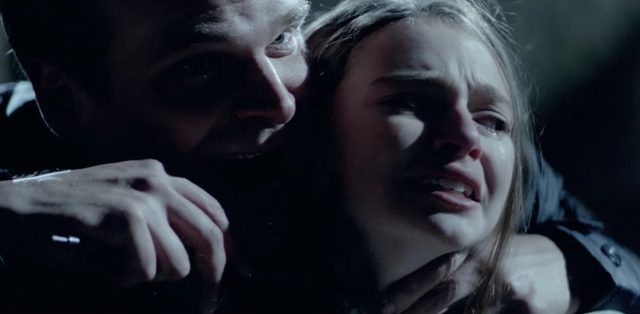 画像: 犯人にナイフを突きつけられる少女。果たしてマットは彼女を救い出せるのか yukai-movie.com
