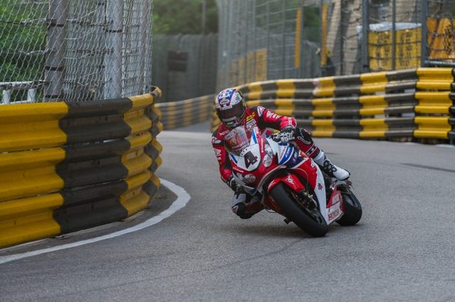 画像: マン島TT現役最多勝の英雄、マクギネス(ホンダ)は4位。マカオGPは2001年に勝利したのが唯一の勝ち星です。 www.bikesportnews.com