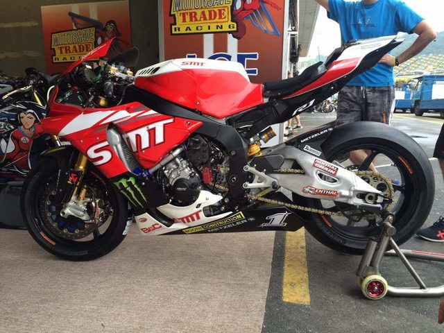画像: イーストンが乗ったヤマハYZF-R1。来年度は熟成が進み、公道レースでも勝てるのでしょうか? img.over-blog-kiwi.com