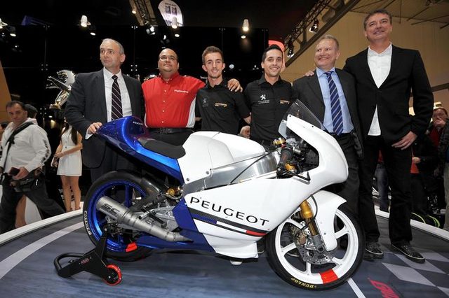 画像: ミラノショー(EICMA)でお披露目された、プジョーのモト3チーム。フランス人のアレックス・マスボーと、イギリス人のジョン・マックフィーがライダーに起用されます。 put.edidomus.it