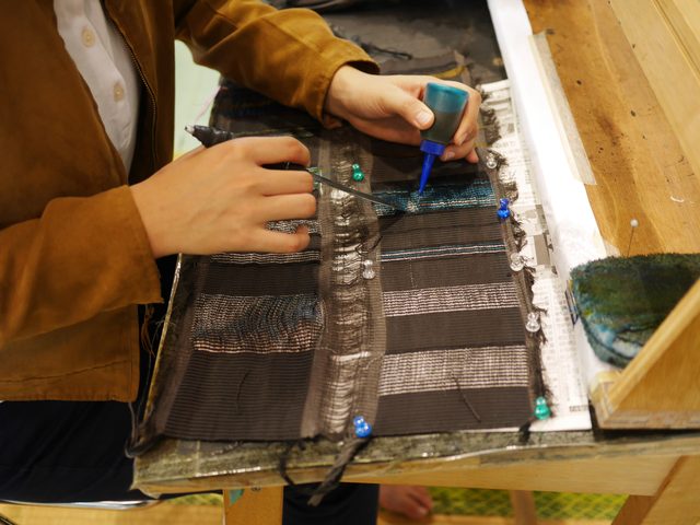 画像: 白い部分が綿糸で織られた部分。そこに染色していく