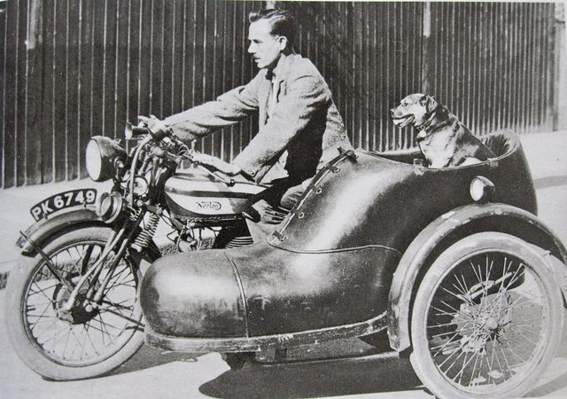 画像: 1929年型ノートン16Hのサイドカーは、なんとカー側のデザインが靴! これはロンドンの靴屋さんの広告宣伝車として作られたモノです。ワンちゃんも、宣伝に一役買っています? cdn.silodrome.com