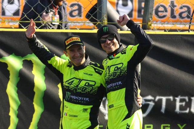 画像: 勝利にゴキゲンなロッシ(右)。隣のコ・ドライバーは、このイベントでいつもロッシと組んでいるカルロ・カッシーナです。 www.ilgiorno.it