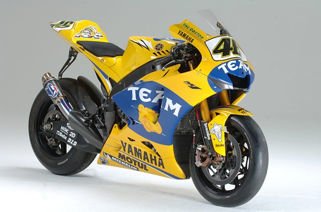 画像: フライ・バイ・ワイヤを採用した2006年型ヤマハYZR-M1(V.ロッシ車)。2005年型は4気筒のうち、2気筒のスロットルプレートは右手で操作するスロットルのワイヤ駆動、残り2気筒はフライ・バイ・ワイヤでしたが、このモデルからは4気筒すべてのスロットルプレートが完全フライ・バイ・ワイヤの制御になりました。 global.yamaha-motor.com