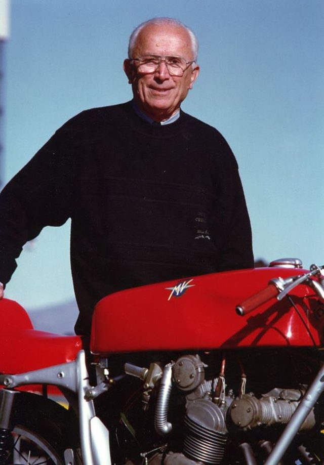画像: アルチューロ・マーニと、GPで無敵を誇ったMVアグスタ4気筒。 th.motoblog.it