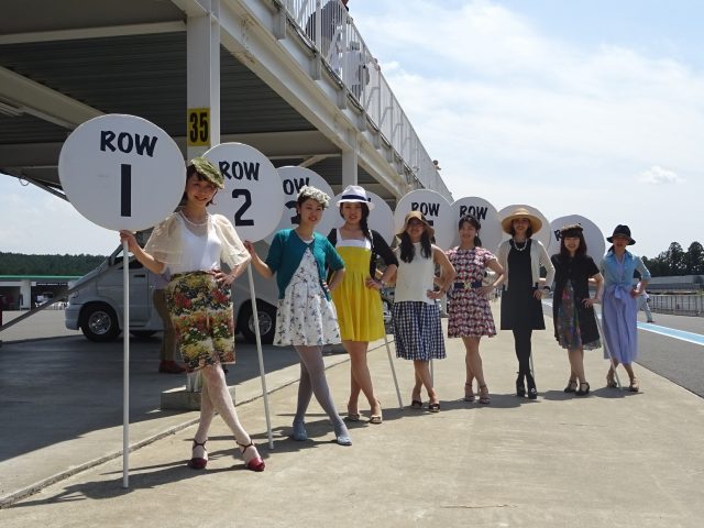 画像: サーキットの華であるグリッドレディたちの、クラシカルなファッションも見ものです。 blog-imgs-72.fc2.com