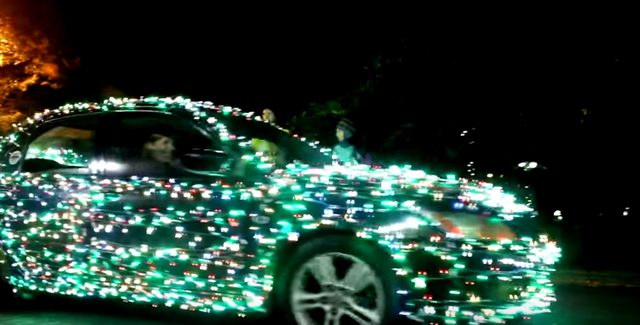 画像2: こちらの映像は、街中をイルミネーションカーが走り抜けるというパフォーマンス動画です!