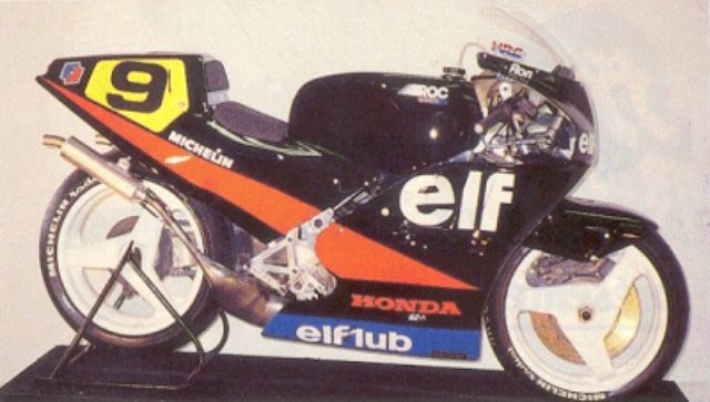 画像: ELF 4 1987 ELF 3の一定の成功をベースに、エンジンを新たにワークスホンダNSR500を搭載。強力なエンジンパワーに車体をマッチさせることに苦労し、シーズン半ばからの実戦投入となりました(ELF 4の登場まで、ハスラムはELFカラーのホンダNSR500をグランプリで走らせました)。 4.bp.blogspot.com