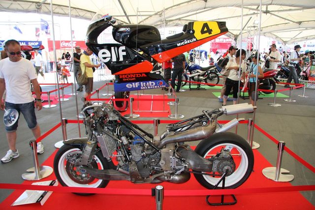 画像: ELF 5 1988 モト・エルフ・プロジェクトの最終モデル。ワークスホンダNSR500エンジンを搭載。車重の軽減が大きな開発テーマであり、ふんだんにマグネシウム合金製パーツを採用していました。エンジンは1年型落ちでしたが、ハスラムが健闘し年間ランキング11位の座を獲得しました。 photos.bravenet.com