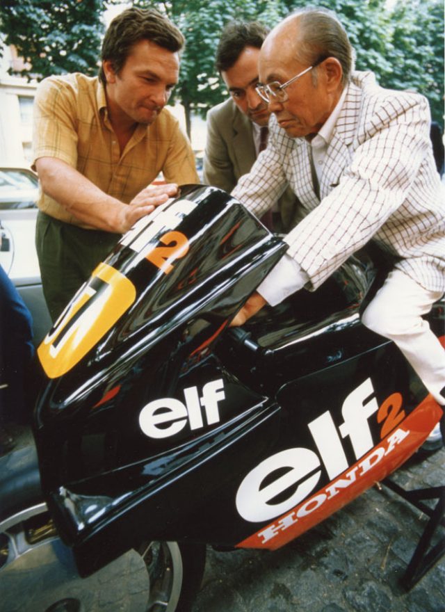 画像: 1984年、ELF2にまたがるホンダの創業者、本田宗一郎とデ・コルタンツ(左)。なお本田宗一郎は、ELF e が1983年の鈴鹿8耐に参戦した時も、チームのピットを訪問して興味深げにデ・コルタンツの作品を眺めていました。 http://www.classic-motorrad.de/v25/images/cm2014/2014-hockenheim-classics/André_de_Cortance_198