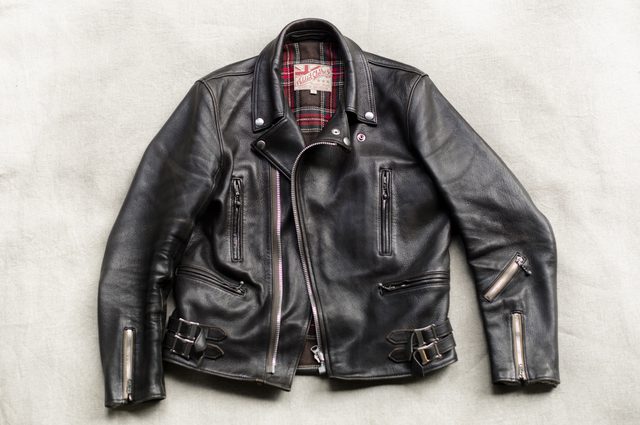 画像: Addict ClotesのUKヴィンテージスタイルのダブルライダース。ラペルも小ぶりで、Vansonと比べてみればわかるように 胴囲に余裕を持たせないのでポケットに手を突っ込むことができない、横型のジップになっている。 addict-clothes.com