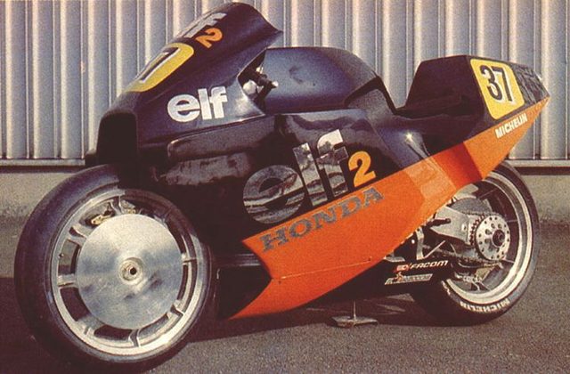 画像: ELF 2 1984-1985 ド・コルタンツが開発した最後のエルフとなったモデルです。エンジンをストレスメンバーとする設計を押し進め、過去のモデルにあったエンジンプレートは完全に排除されたのが特徴です。紆余曲折を経て、結局グランプリの実戦には参加しないで後継機種にバトンを渡しています。 s-media-cache-ak0.pinimg.com