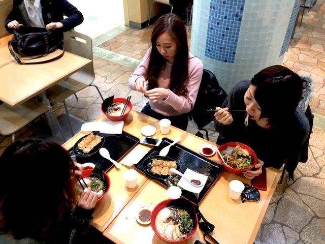 画像: お腹が空きすぎて黙々とラーメンを食べる図。(笑)