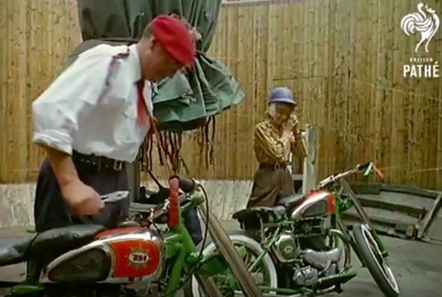 画像: "カルーセル・フェアグラウンド"に到着した彼女は、スクーターを停車させ、BSA A7に乗り換えます。 www.youtube.com