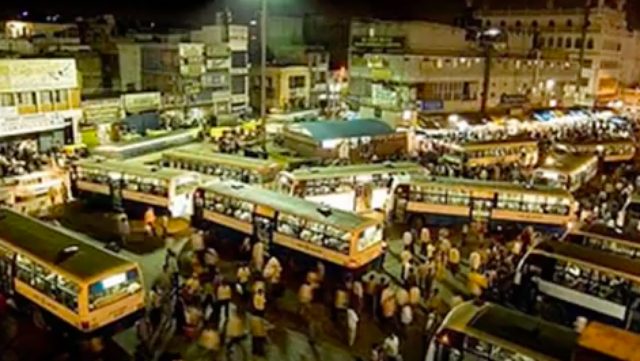 画像: とあるインドの街中。どこが車道で、どういう構成なのかよくわかりません? www.youtube.com