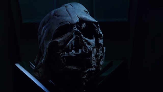 画像: ダースベイダーのマスクを所持しているのは、今回の”悪役”カイロ・レン。 starwars.disney.co.jp