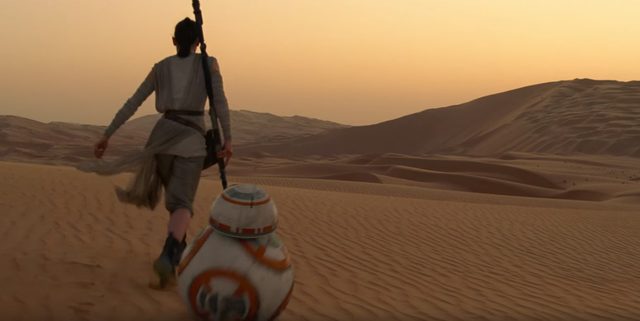 画像: レイはひょんなことから、小型ドロイドのBB-8を拾う。BB-8が銀河を救うカギ(というより道筋)を持っていることも知らずに。BB-8はちょうど第1作のR2-D2の役割にあたる。両者が出会うシーンは可愛いくも感動的である。 starwars.disney.co.jp