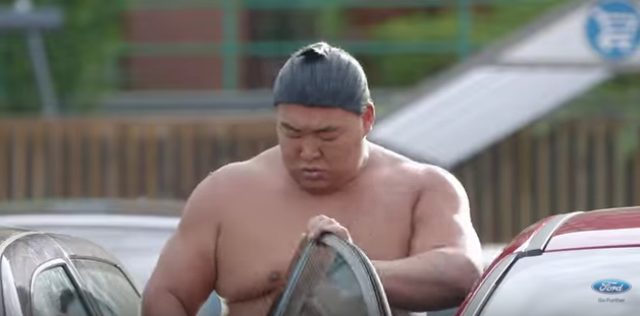 画像6: フォードのCM。お相撲さんむちゃぶりしすぎ〜〜!