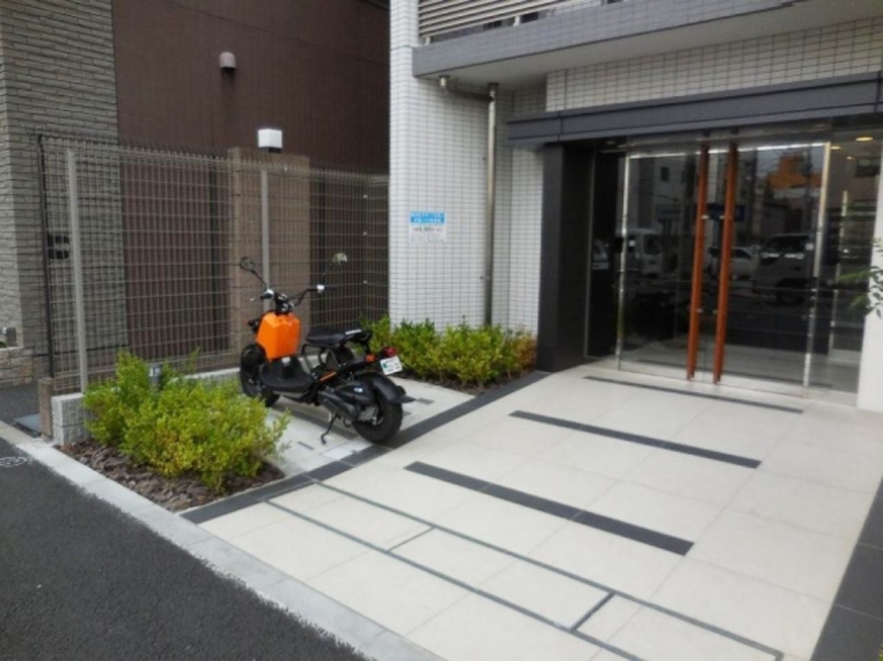 駐車場確保もオンラインの時代！ 】バイクの駐車に困ったら予約サービス“トメレタ(tomereta)”を使ってみよう！ - LAWRENCE - in  partnership with Motor Magazine Media