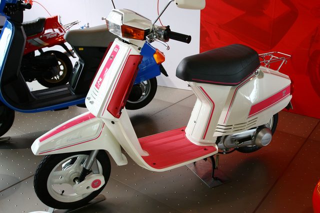 画像: 1983年に、1万台限定で販売された"クレージュ・タクト"。1985年にモデルチェンジ版が2万台限定で販売されています。 upload.wikimedia.org