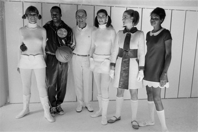 画像: 左から3番目がアンドレ・クレージュ氏。1968年の写真です。 images.vogue.it