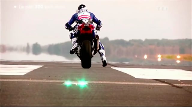 画像: さぁ、スタート! 勝つのはどのマシン? どのライダー? www.youtube.com