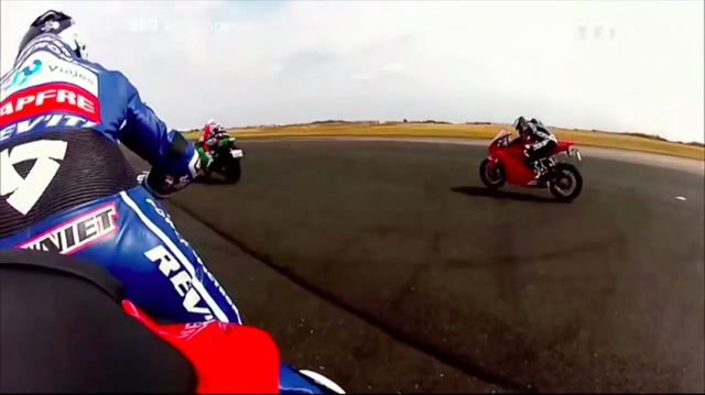 画像: 序盤はカワサキZX10R、ドゥカティ1199パニガーレが先行・・・。 www.youtube.com