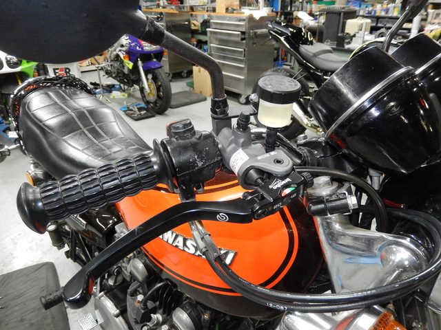 画像: ブレーキレバーが黒に。bremboのロゴマークも目立つ