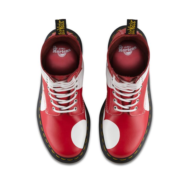 画像: 上から見下ろしてもかわいい。自分ではハートは見えないから安心? www.dr-martens.co.jp