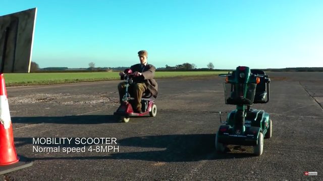 画像: 通常のセニアカー(モビリティ・スクーター)のスピードは、4〜8mph(約6.4〜12.9km/h)ですが、コリンさんが作った改造車は、71.59mph(115.2km/h)!!という速さを誇ります。 www.youtube.com