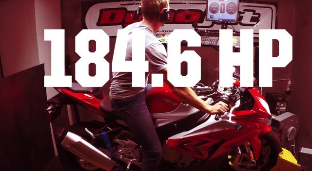 画像: BMW S1000RR。後輪出力 184.6馬力 www.youtube.com