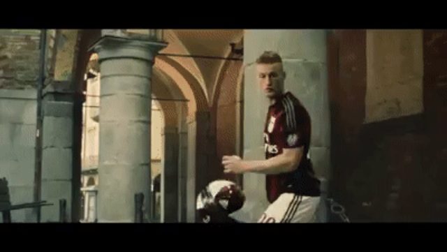 画像2: 美女とサッカー選手が大活躍。トーヨータイヤのCMにおかわり。