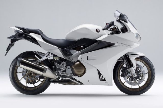 画像: VFR800F(パールグレアホワイト) www.honda.co.jp