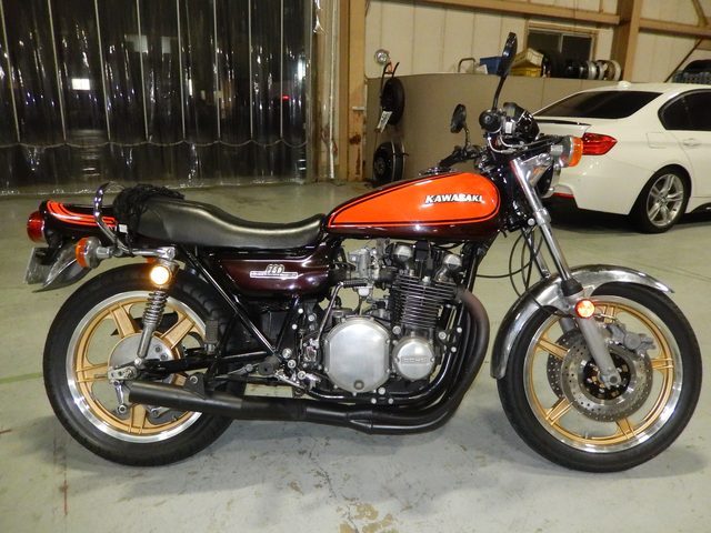 画像: Kawasaki 750RS ZII カスタム仕様 ・エンジン ワイセコ860ccピストン シリンダー ウェーブカムST-1 ・マフラー ブライトロジックオリジナル集合管マフラー ・ハンドルバー PMCコンチネンタルハンドル ・バックステップ PAMS Z1/Z2 バックポジションキット ・イージークラッチKIT ・フロントブレーキキャリパー AP Racing CP2926 ・フロントブレーキディスク PMC:Z1/Z2 ドリルドディスクローター ・フロントブレーキマスター ブレンボ19RCSブレーキマスター ・リヤブレーキ ドラムブレーキ(ノーマルのまま) ・ホイール ハヤシキャスト(フロント19インチ、リヤ18インチ) ・タイヤ ブリヂストン バイアスタイヤ BATTLAX BT-45V