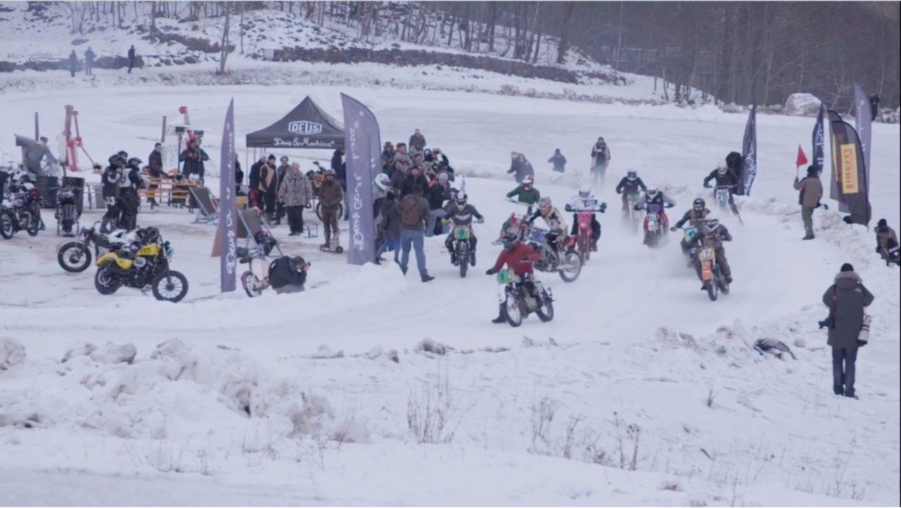 画像: 参加者は30台くらい。オフロードバイク、アメリカン、モペッド・・・なんでもありのバトルロイヤルです！ vimeo.com