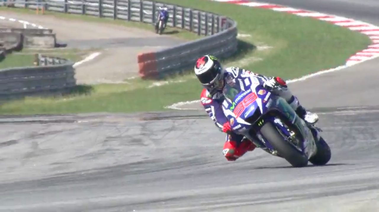 画像: 体調不良にもかかわらず、初日の一番時計を叩き出したのは昨年度王者のホルヘ・ロレンソ（ヤマハ）でした。 www.youtube.com