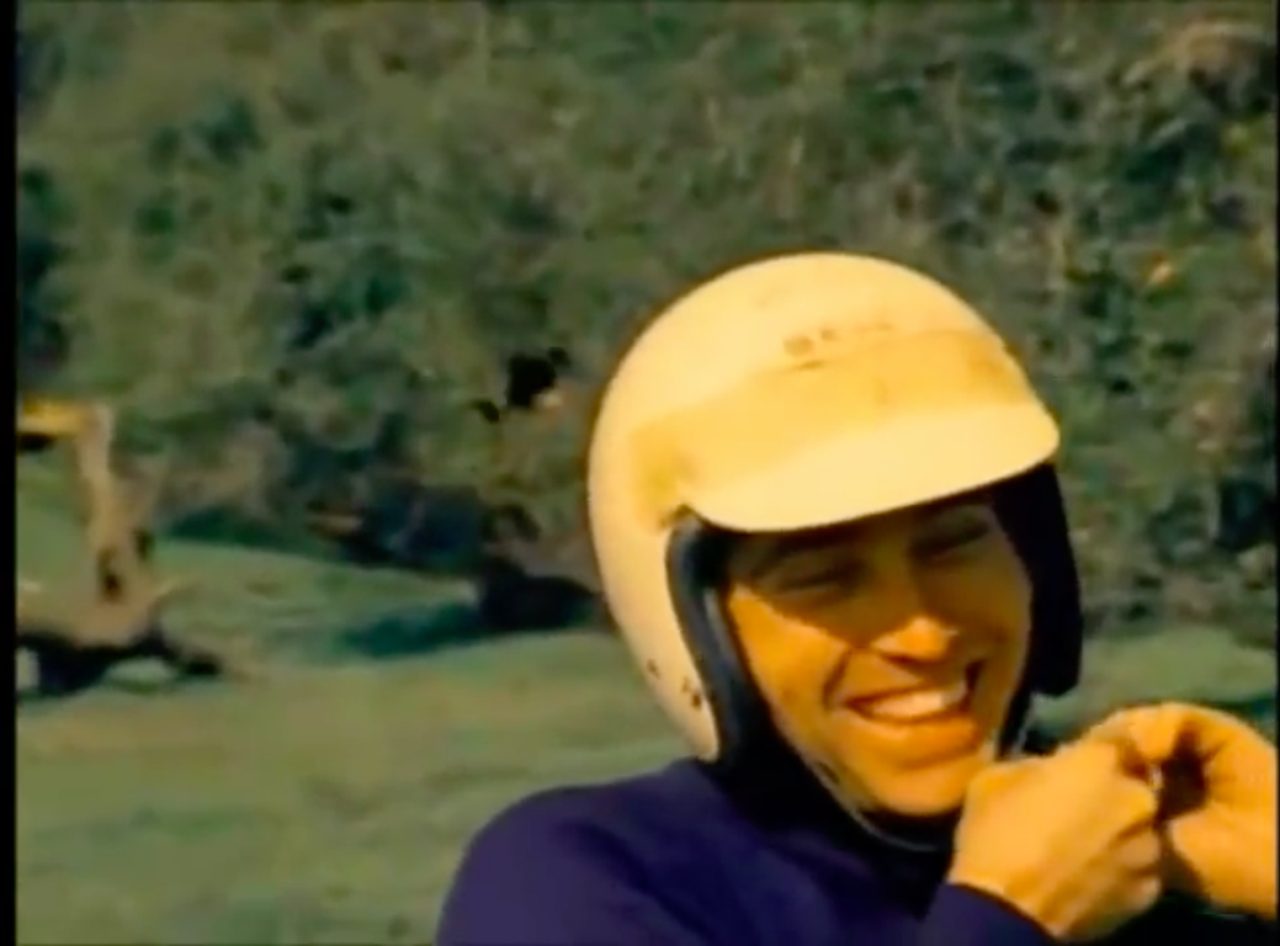 画像: 1969年のAMAグランドナショナルチャンピオンに輝いた名ライダー、マート・ローウィル。 www.youtube.com